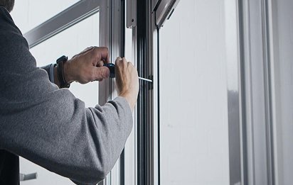 Fachkraft bei der präzisen Montage eines Fensterrahmens