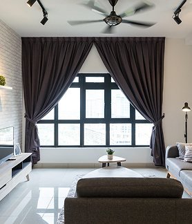 Wohnzimmer mit großem Sprossenfenster in Anthrazit und bodenlangen Vorhängen