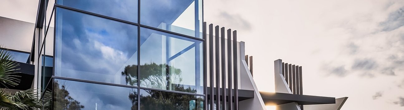Moderne Glasfassade eines Gewerbegebäudes mit schlanken Aluminium-Rahmenprofilen