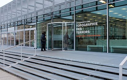Moderne Aluminium-Haustür mit schmalen Rahmenprofilen und seitlichem Glaselement