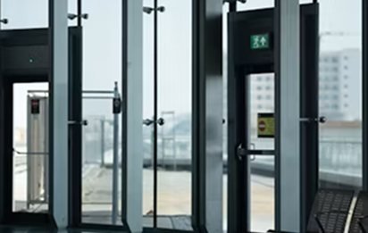 Hebe-Schiebetür mit großer Glasfläche und Übergang zur Terrasse