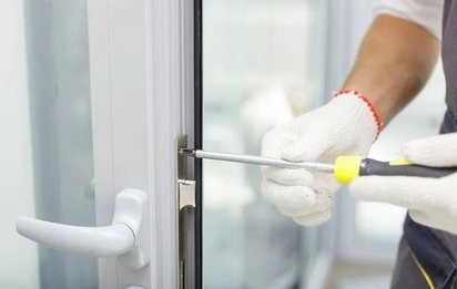 Fachkraft beim Austausch eines beschädigten Fensterelements