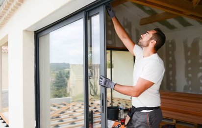 Monteure bei der fachgerechten Installation eines Fensterrahmens